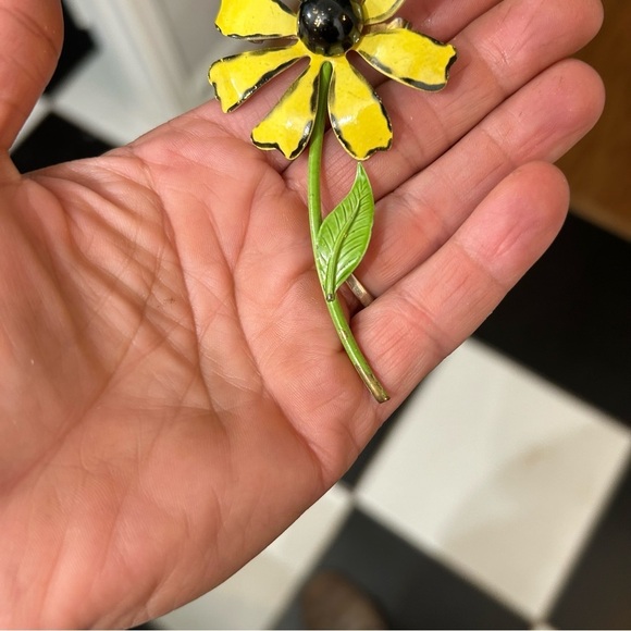 Vintage 1950s Enamel Daisy Yellow Flower Brooch Pin - Picture 3 of 4